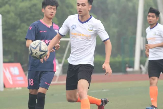 助理教练牛力携队员刘洋参加今日赛前新闻发布会